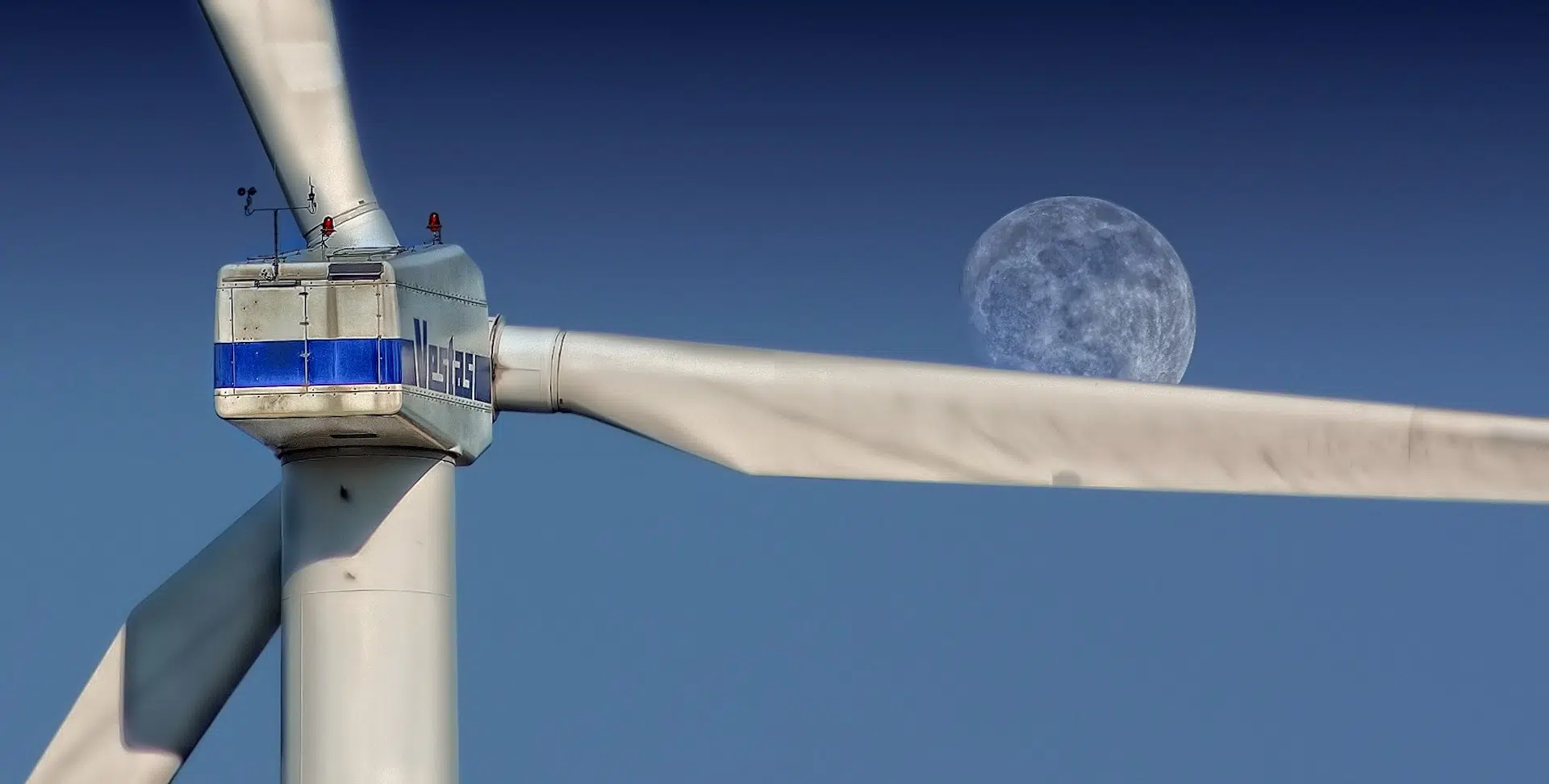 vestas-vindmoelle-med-maane-i-baggrunden